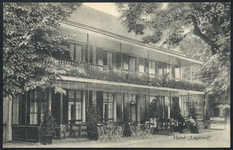 17731 Gezicht op het hotel Lagerweij op het Dorpsplein te Doorn.